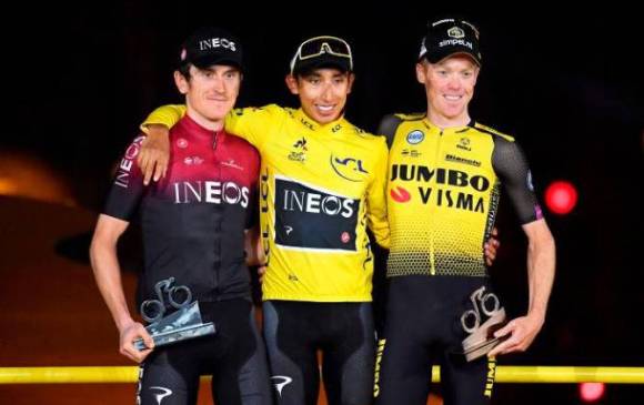 El colombiano Egan Bernal, campeón del Tour 2019, en el podio oficial. FOTO EFE