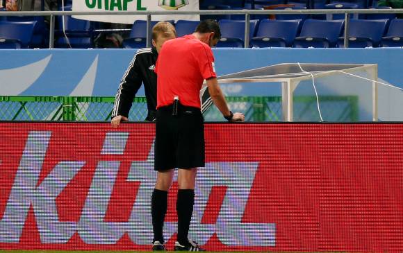 En el partido Nacional vs. Kashima se realizó el primer ensayo con Árbitros Asistentes de Vídeo (VAR) en una competición de la Fifa. FOTO REUTERS