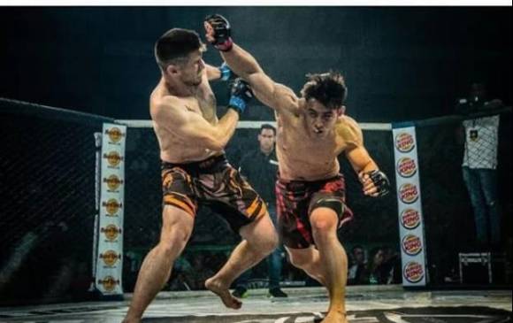 Danny Puente, de short rojo y negro, en uno de sus combates de artes marciales mixtas. Hoy estará en acción. FOTO cortesía ugp