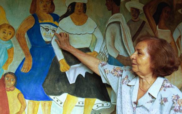 La artista Lola Vélez, en una de las cátedras de arte con sus alumnos en su Casa Museo de Bello, captada por EL COLOMBIANO, 1998. FOTO archivo José Luis Chavarriaga