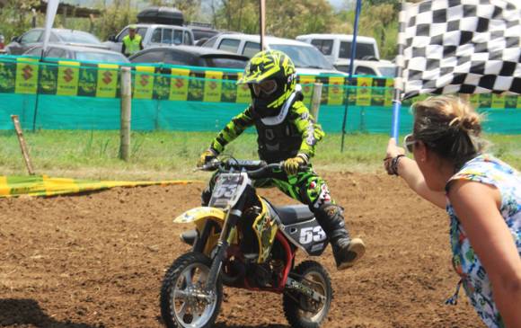 Motocrós traza la vida del pequeño Agustín