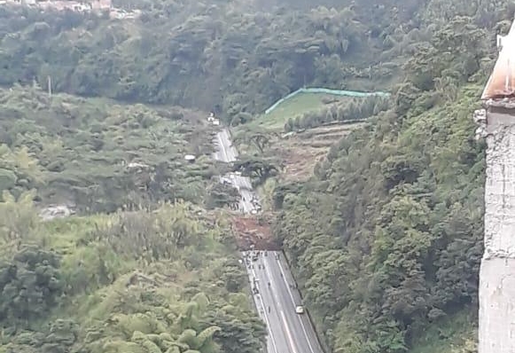 Tres personas muertas es el saldo hasta el momento luego de un derrumbe ocurrido en la mañana de este martes en la vía la variante El Pollo, en el municipio de Pereira. FOTO @patdilon