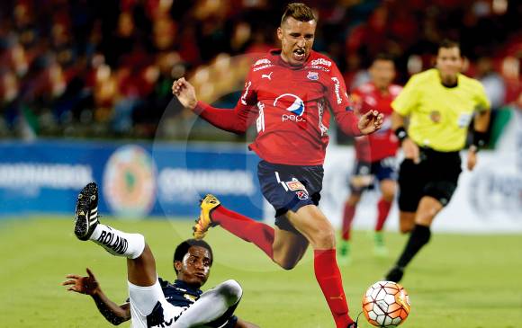 La Goma Hernández comprobó la buena condición de los jugadores del equipo ecuatoriano que se llevó un valioso empate del Atanasio. Regular comienzo de los rojos. FOTO Julio César Herrera
