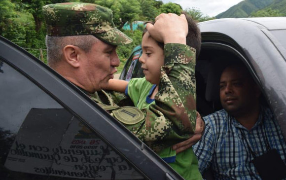 En el sector La Osa, vereda Cerro Redondo, hallaron a Cristo José. En la foto el hijo del alcalde de El Carmen se saluda con el gral. Eduardo Quiroz, comandante de la Fuerza de Tarea Vulcano. FOTO afp