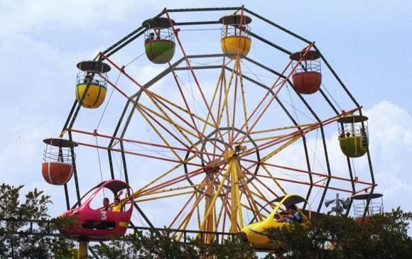 Según cuentas de Acolap, el sector de parques de atracciones genera unos 40 mil empleos en el país. Foto Robinson Sáenz