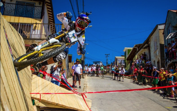 El recorrido del descenso urbano será de un kilómetro entre los barrios La Divisa y Juan 23 este domingo. FOTO cortesía red bull