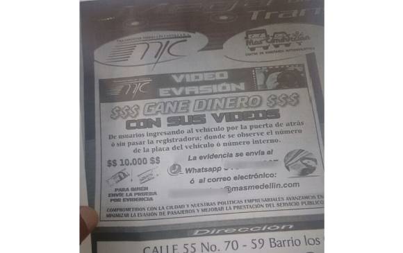 Este es el volante en el que se ofrecen recompensas por videos de pasajeros subiendo por la puerta de atrás de los buses. FOTO CORTESÍA