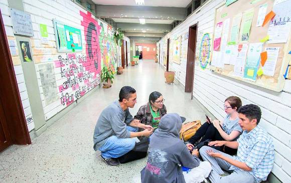La sede administrativa de la escuela ocupa el tercer piso del bloque 12. Por ahí rondan los estudiantes. FOTO Donaldo Zuluaga