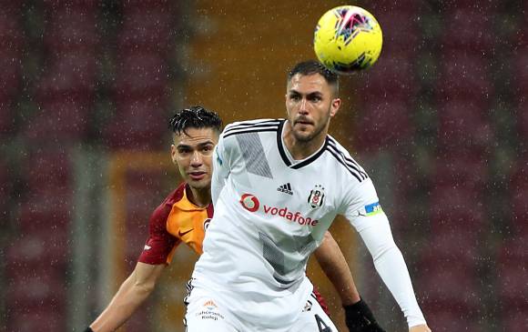 Radamel Falcao García (atrás) durante el clásico frente al Besiktas este domingo en la Superliga turca. FOTO efe