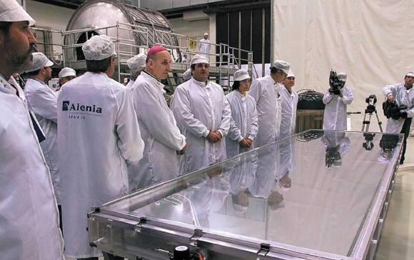 La sábana que envolvió a Jesucrito se expone, a través de televisión e internet, en esta época de pandemia, en la que los devotos oran y piden fortaleza y misericordia. FOTO Ontogenesi