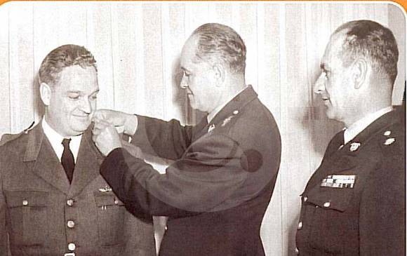 El General es condecorado por el presidente Rojas Pinilla. FOTO CORTESÍA