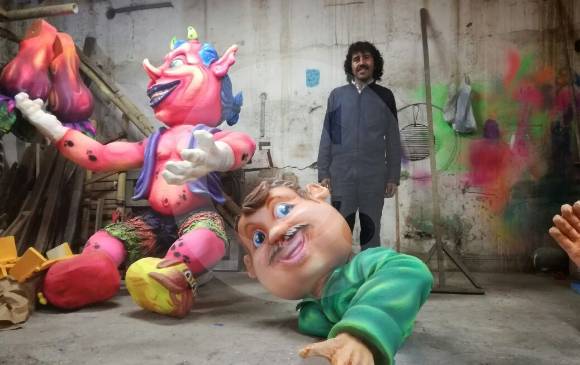 Las tradición pasa de generación en generación: hermanos, tíos, primos, todos aprenden el arte y apoyan en la creación de las carrozas. FOTOS SANTIAGO VALENZUELA