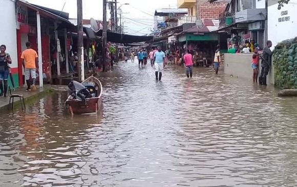 El casco urbano de Vigía del Fuerte está inundado por causa de las lluvias y las crecientes súbitas de los ríos. FOTO CORTESÍA DEFENSA CIVIL