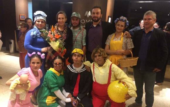 En la imagen se ve cómo recibieron a Doña Florinda (con flores), algunas personas caracterizadas como los personajes de la Vecindad del Chavo. FOTO Cortesía Alcaldía de Rionegro