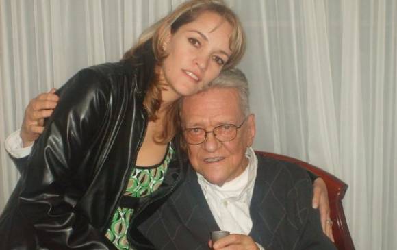 Escribió radio-novelas y personificó al gringo borracho de Yo y tú. En la imagen junto a su hija Alexandra Restrepo. FOTO CORTESÍA. 