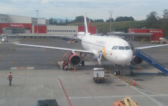 El avión fue revisado y reparado en pista. FOTO CORTESÍA ALEJANDRO ORTIZ