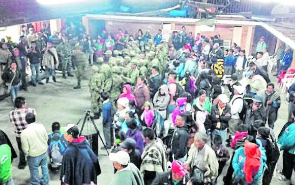 Los soldados fueron retenidos desde el lunes en la noche hasta ayer que fueron entregados a las autoridades. FOTO colprensa