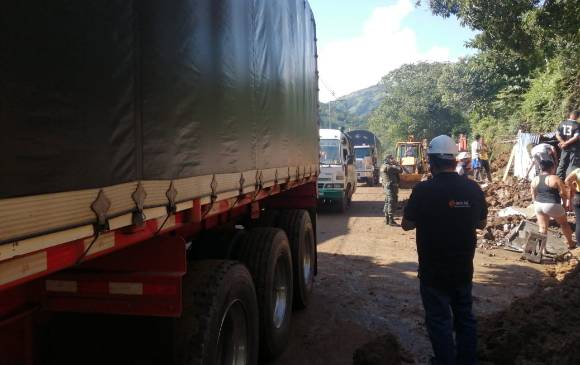 Maquinaria de Invías y funcionarios del Dagran ya se encuentran en la zona de emergencia. FOTO CORTESÍA