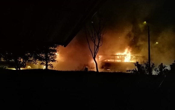 Incendio vehicular en el sector Robledo Aures. FOTO CORTESÍA GUARDIANES ANTIOQUIA
