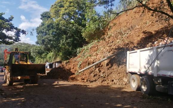 Maquinaria de Invías y funcionarios del Dagran ya se encuentran en la zona de emergencia. FOTO CORTESÍA