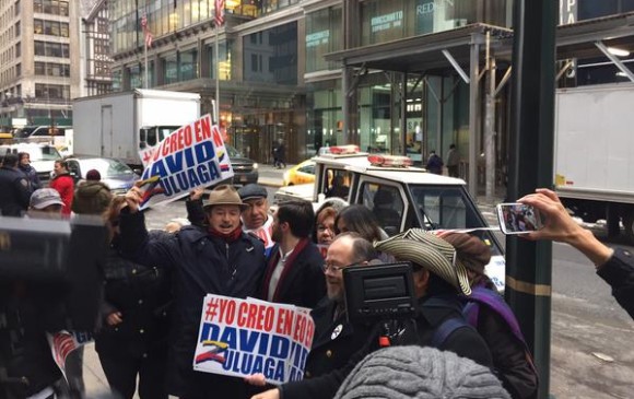 El hijo de Óscar Iván Zuluaga permanece en ese país adelantando sus estudios de doctorado. Cerca de 15 personas fueron a acompañarlo al consulado en Nueva York. FOTO CORTESÍA RCN LA RADIO. 