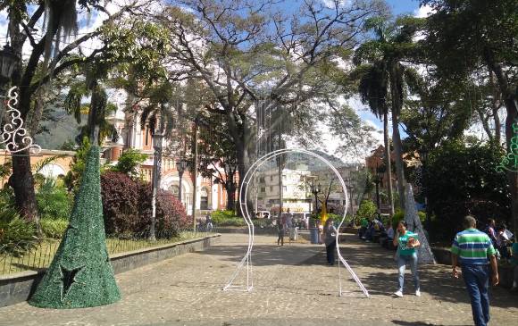 Parque Santander o principal del municipio de Bello, en la tarde del 5 de diciembre. FOTO ESTEFANÍA CARVAJAL 