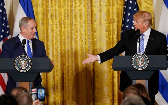 El mandatario israelí, Benjamin Netanyahu, visitó a Trump el pasado 15 de febrero. FOTO reuters