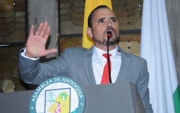 “¿Juráis sostener y defender la Constitución y desempeñar fielmente los deberes de su cargo?”. “Sí juro”, dijo Zuluaga. FOTO FACEBOOK Contraloría de Antioquia DEL 08-01-2016