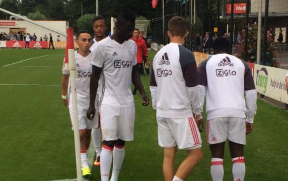El colombiano Dávinson Sánchez fue titular con el equipo juvenil del Ajax que compite en la segunda división de Holanda. FOTO Tomada de Twitter @AFCAjax