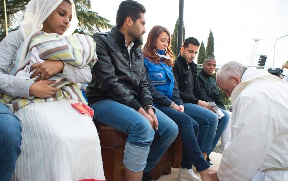 El acto del lavatorio de los pies que expresa la misericordia de Cristo. FOTO Reuters