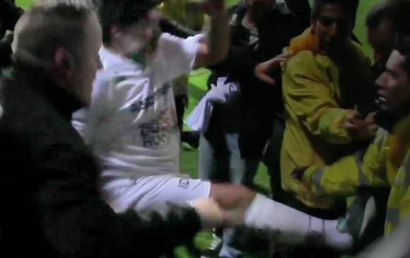 Este es el momento en el que Maradona manda una fuerte patada contra una de las personas de seguridad. El astro argentino pedía espacio para poder caminar. FOTO CORTESÍA