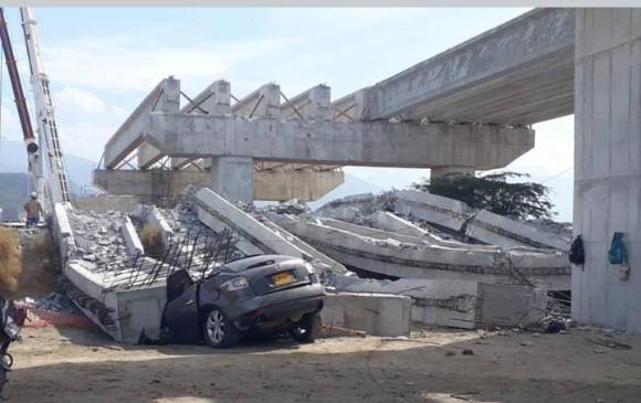 La caída de siete vigas provocaron el accidente en Magdalena. FOTO: @Latertuliakilla.