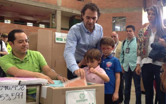 El candidato del movimiento Creemos a la Alcaldía de Medellín llegó acompañado de su esposa Margarita Gómez y sus dos hijos Emilio y Pedro. FOTO Julio Cesar Herrera