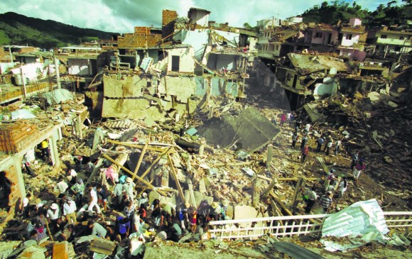 Así fue la destrucción en el centro de Granada, durante la toma guerrillera de las Farc en diciembre del 2000. FOTO ARCHIVO Donaldo Zuluaga Velilla