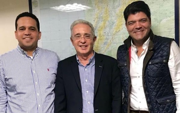 Izquierda a derecha los senadores: Carlos Trujillo, Álvaro Uribe y Juan Gómez. FOTO esteban Vanegas