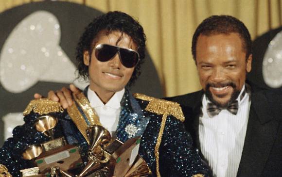 Thriller consiguió 8 premios Grammy en una noche y sostuvo este récord varios años. Aquí con Quincy Jones. FOTO Archivo 