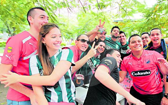 Desde el barrio Laureles, este grupo de amigos sale en cada clásico para disfrutar de su gran pasión, el fútbol. FOTO JAIME PÉREZ