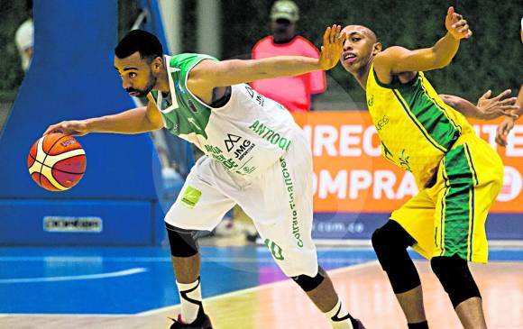 Deiver Pérez (arriba) y Michael Hinestroza fueron inicialistas en el triunfo 96-78 ante Cimarrones del Chocó el viernes en la noche. El elenco paisa continúa al frente de la Liga. FOTO JAIME PÉREZ