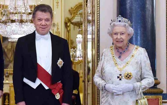 El presidente Juan Manuel Santos y la reina Isabel II aparecen relacionados en los Paradise Papers. FOTO Colprensa