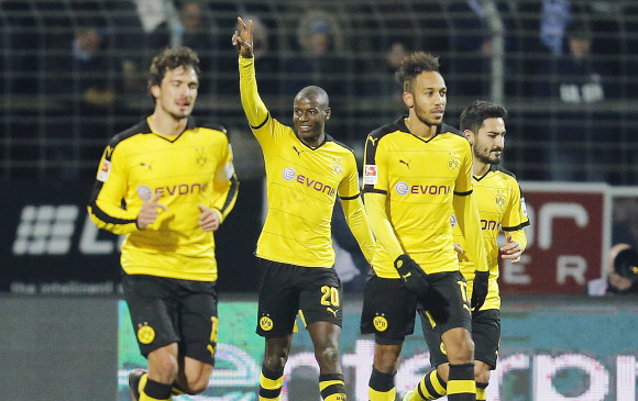 El colombiano Adrian Ramos abrió el marcador, al marcar de pierna derecha, el partido terminó 2 -0 a favor del Borussia Dortmund que derrotó al Darmstadt. FOTO AP