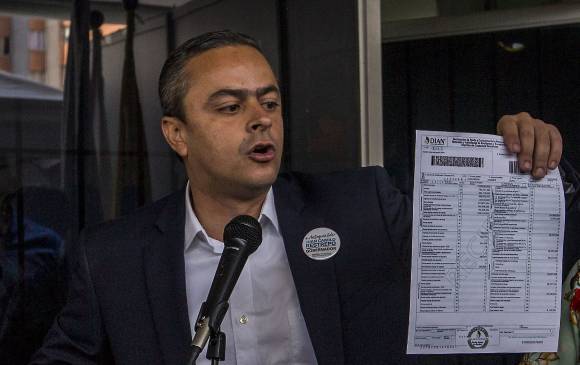 Con la declaración de renta en mano se inscribió por el Partido Conservador el candidato a la Gobernación Juan Camilo Restrepo.