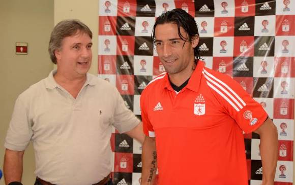 Este sábado fue presentado Farías como nuevo refuerzo del América. FOTO COLPRENSA