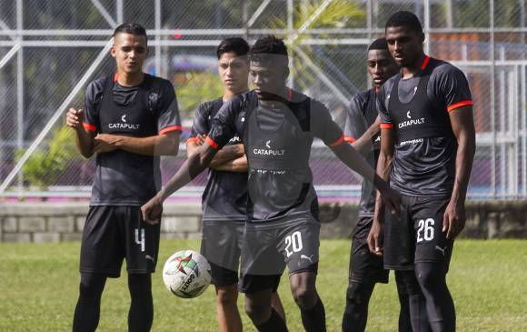 Los compañeros observan los movimientos de Juan Carlos Díaz, un canterano del Medellín. Es consciente de que tiene mucho por aprender y demuestra entrega y disciplina. FOTO Julio César Herrera