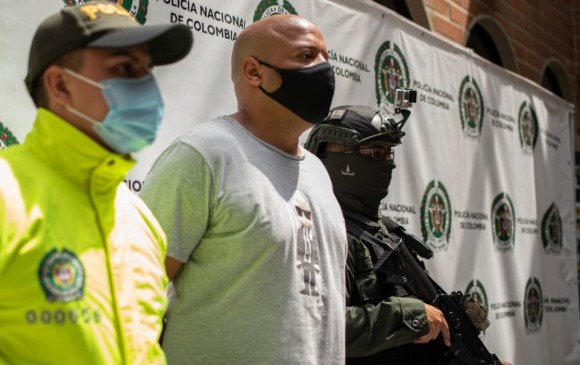 Así fue presentado alias “Mocho Vives”, después de su captura en una urbanización de Medellín. FOTO: CORTESÍA DE LA POLICÍA.