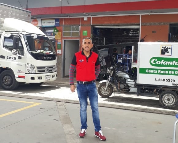 Luis Eduardo Úsuga David, al frente de su almacén de repuestos en Santa Rosa de Osos, Antioquia. FOTO: CORTESÍA.