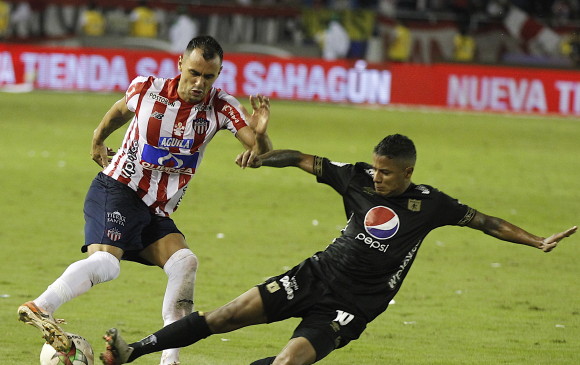 Junior y América desde hoy le dan vía libre al fútbol colombiano. En la imagen, Marlon Piedrahíta y Yesus Cabrera FOTO colprensa