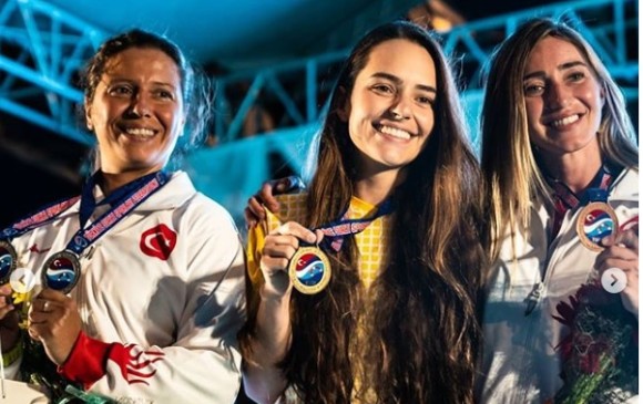 Sofía, durante la premiación del torneo Kas Baska en Turquía, tras lograr récord de 86 metros, el domingo. FOTO tomada de instagram