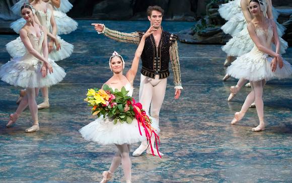 Misty Copeland se convirtió este martes en la única bailarina principal de raza negra en los 75 años de historia del American Ballet Theatre. FOTO AP / Gene Chiavone