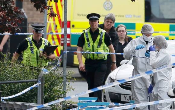 La policía británica acordonó el sitio donde la diputada del Partido Laborista británico, Jo Cox, fue herida por disparos. FOTO Reuters