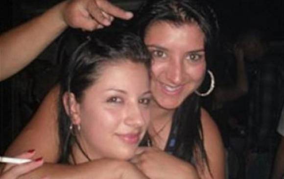 09-03-2015Las hermanas Garzón Pinto, fueron capturadas por su presunta responsabilidad en 80 hurtos a viviendas y 150 a vehículos en Bogotá. FOTO CORTESÍA POLICÍA
